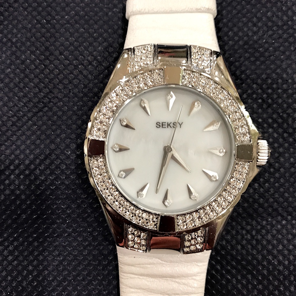 Skekonda White leather band watch.